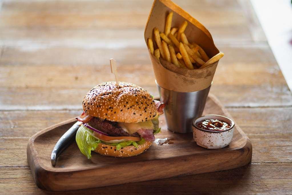 Village Hotel Newcastle Holystone  レストラン 写真